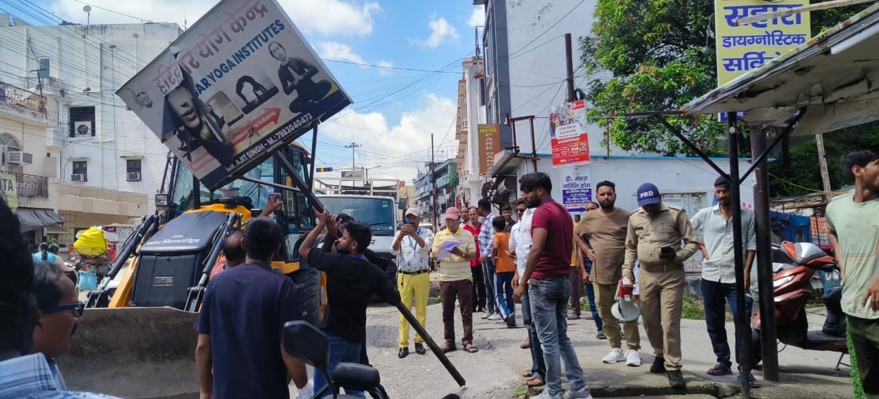 डीएम दीक्षित के निर्देशों के क्रम में नगर निगम द्वारा चलाया गया अतिक्रमण हटाओं अभियान
